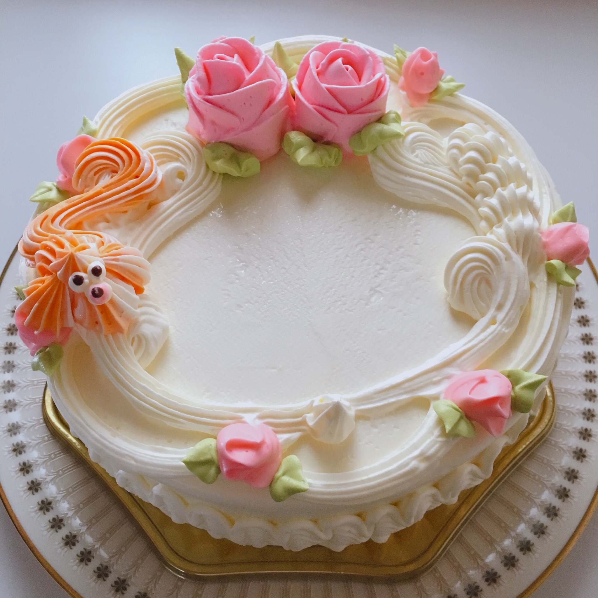 純喫茶コレクション 何もない日にホールケーキを買うのが好きです 気持ちによる行動ではなく 動作から呼ばれる感情というか 丸ごとの可愛らしいケーキが自宅にあることで 今日は良い日なんだ と思える幸せが数日間続きます 写真は 高円寺トリアノンの