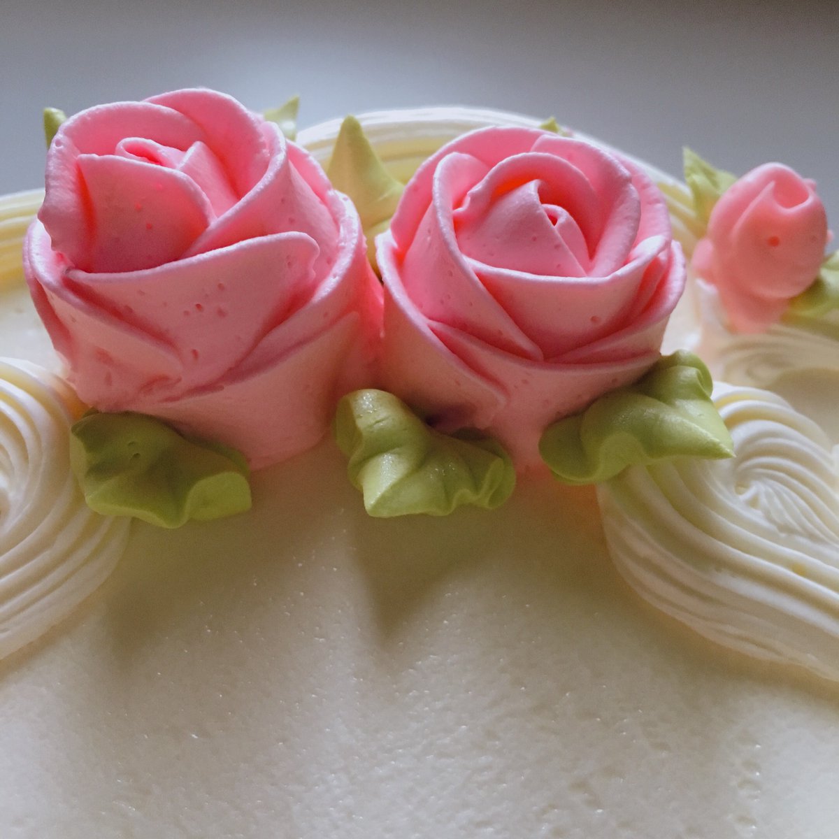 純喫茶コレクション S Tweet 何もない日にホールケーキを買うのが好きです 気持ちによる行動ではなく 動作から呼ばれる感情というか 丸ごとの可愛らしいケーキが自宅にあることで 今日は良い日なんだ と思える幸せが数日間続きます 写真は 高円寺トリアノンのもの