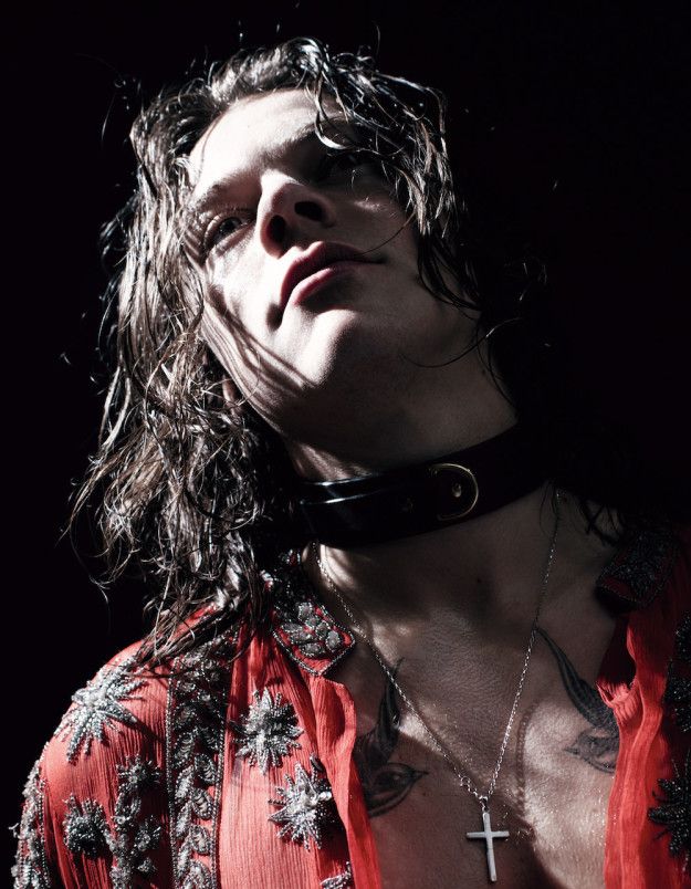 harry styles wearing chokers                - a thread