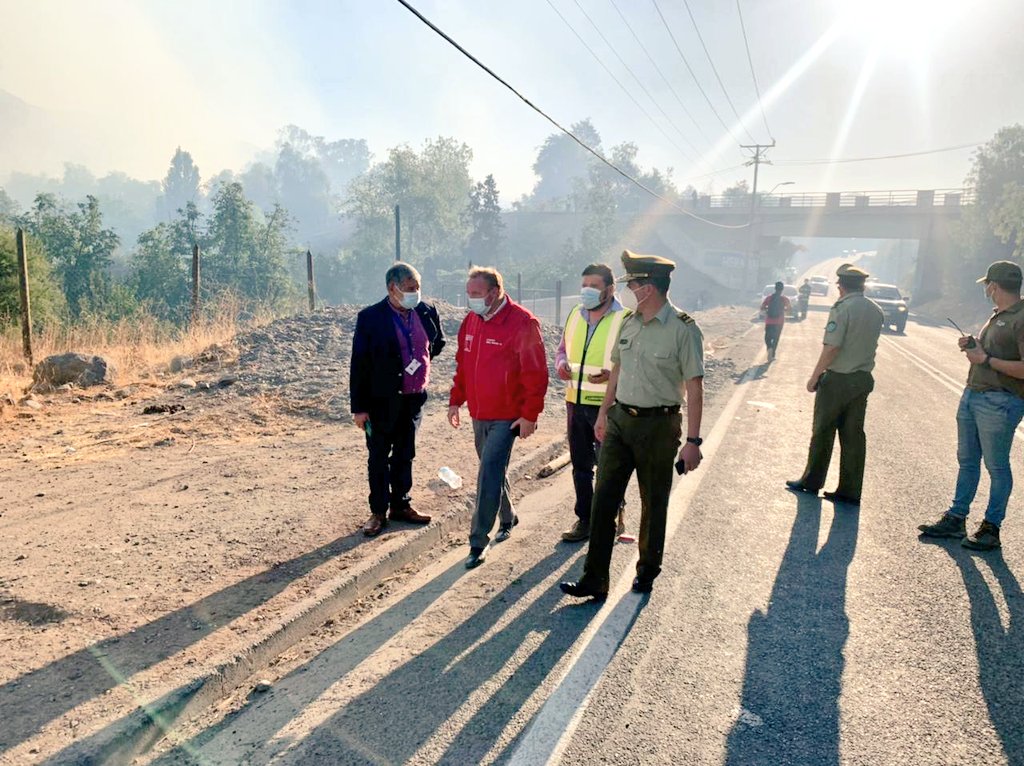 CarabCoquimbo's tweet photo. #MontePatria: Jefe de la IV Zona de @CarabCoquimbo, Gral. Rodrigo Espinoza, está en terreno junto a Intendente @gorecoquimbo @PabloHermanH, coordinando acciones para resguardar seguridad de la comunidad. Por el momento, estamos evacuando de manera preventiva, sector de #Huana. https://t.co/xWZesp4FuP
