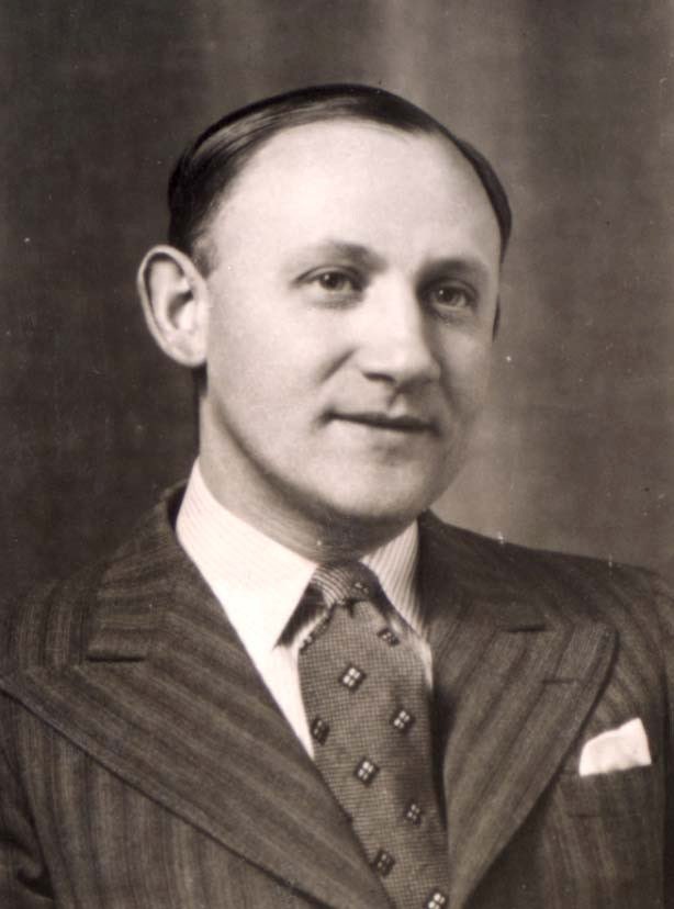 wargonm's tweet photo. C’est le #jourdememoire . Rappelons nous de Szmul Brzoski né le 5 sept 1900 a Czechtokowa en Pologne, arreté à Paris, interné a Drancy puis deporté à Auschwitz en 42. Mari de Cywia (Cecile) Brzoska et père de Suzanne née en Aout 1936, ma mère. https://t.co/NKnK6wVIju