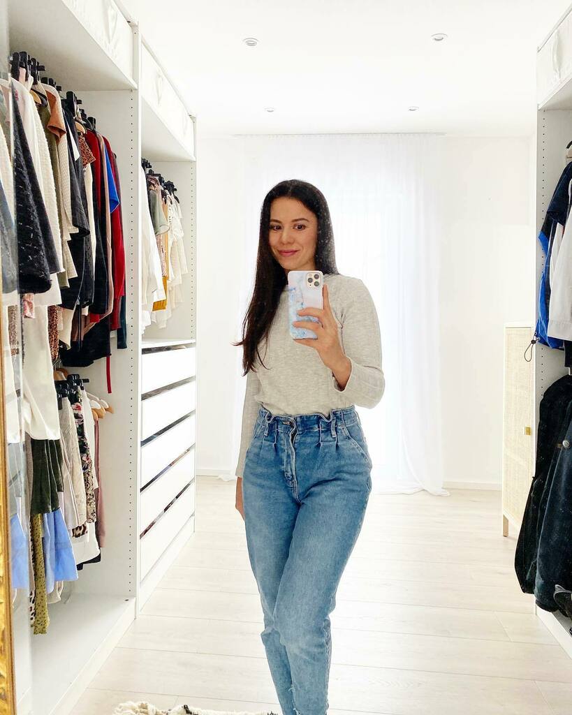 Comfy clothes at home or ‚real‘ clothes? 
Was habt ihr eigentlich an wenn ihr zu Hause seid? Ich muss gestehen, dass ich die meiste Zeit mit einer Yoga Leggings und einem Pullover rumlaufe. Wenn ich unterwegs bin und mal ‚unter Leuten‘ bin, greife ich zu… instagr.am/p/CKkL0NQnP37/