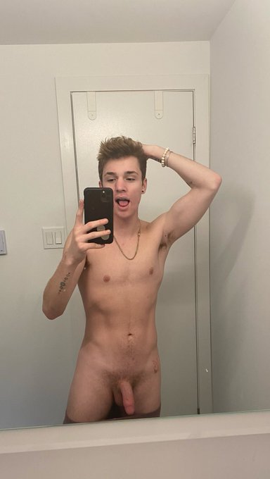 I&rsquo;m naked 24/7 when I&rsquo;m home, wanna join?😉 retweet for front &bull; reply for back😍 https://t.co/uGkEhLEW