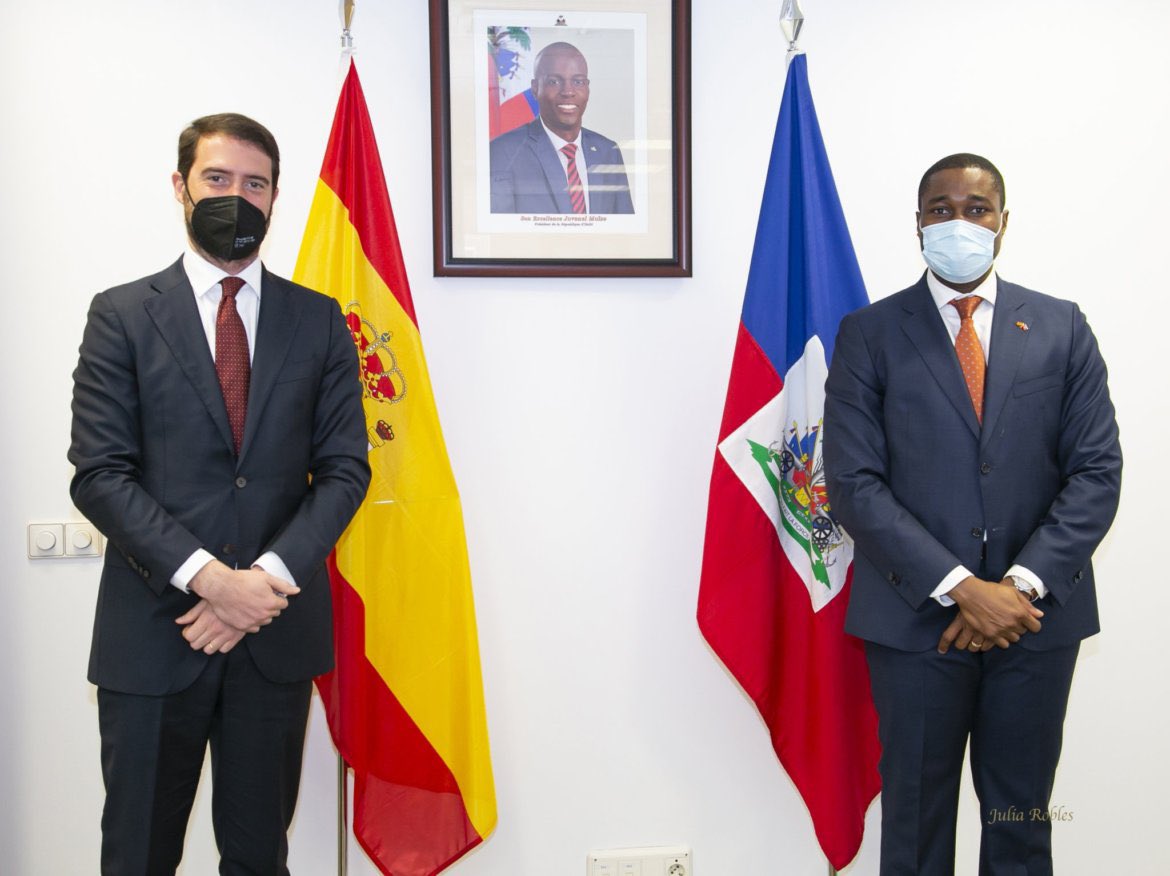 HaitiGouvInfo's tweet photo. Lors de cette rencontre, Amb. @louismarieMS 🇭🇹 et Sec. Luis Cerdán Ortiz-Quintana🇪🇸 @UniversidadGob ont réfléchi à la manière de travailler à l’élaboration d’un accord-cadre pour une collaboration dans les domaines académique et scientifique. L'essentiel 👉🏽https://t.co/GPCrGcQ2WX https://t.co/nVlfL4APB2