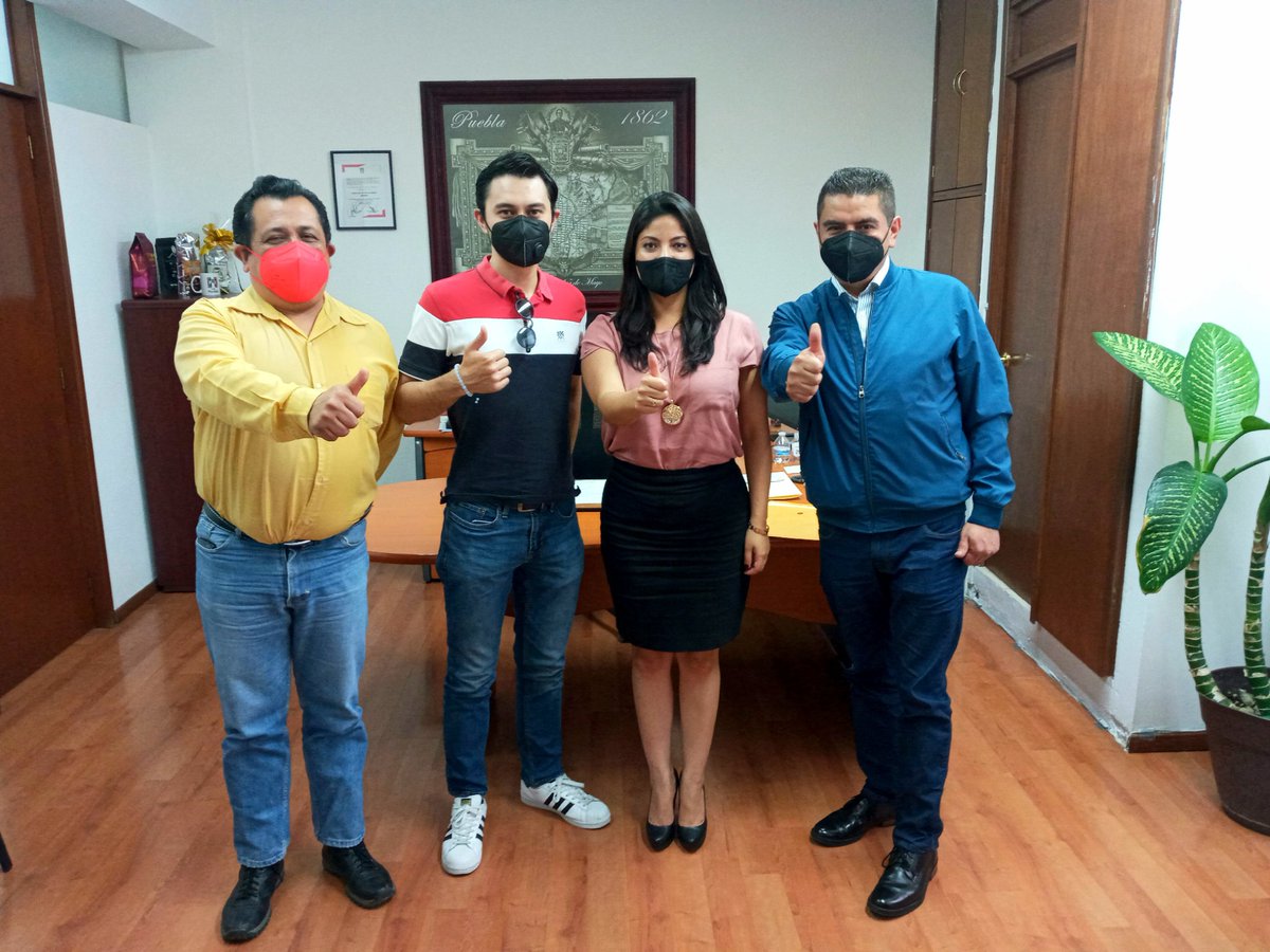 El trabajo de las estructuras es fundamental para el proceso electoral que está en puerta, por eso me da gusto recibir al Comité Municipal de Tlatlauquitepec.
#FuertesYUnidos
<a href="/PRIdePUEBLA/">CDE PRI Puebla</a>