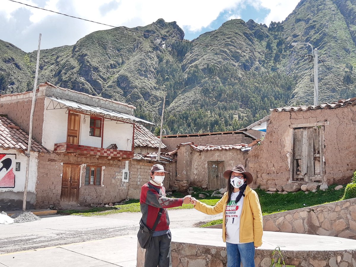 RuthLuqueIbarra's tweet photo. En Accha (Paruro) #Cusco el sr. Juan me cuenta que para sobrevivir tienen que vender la arroba de maíz entre 12 a 15 soles. "Aquí desde hace años vivimos la pandemia del olvido". #SinBonoEsAbandono
#BonoFamiliarUniversal https://t.co/qjF0dHeSf9