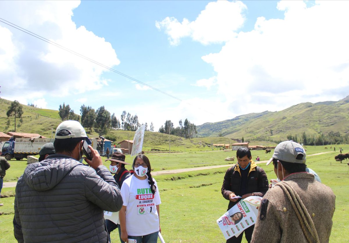 RuthLuqueIbarra's tweet photo. En Accha (Paruro) #Cusco el sr. Juan me cuenta que para sobrevivir tienen que vender la arroba de maíz entre 12 a 15 soles. "Aquí desde hace años vivimos la pandemia del olvido". #SinBonoEsAbandono
#BonoFamiliarUniversal https://t.co/qjF0dHeSf9