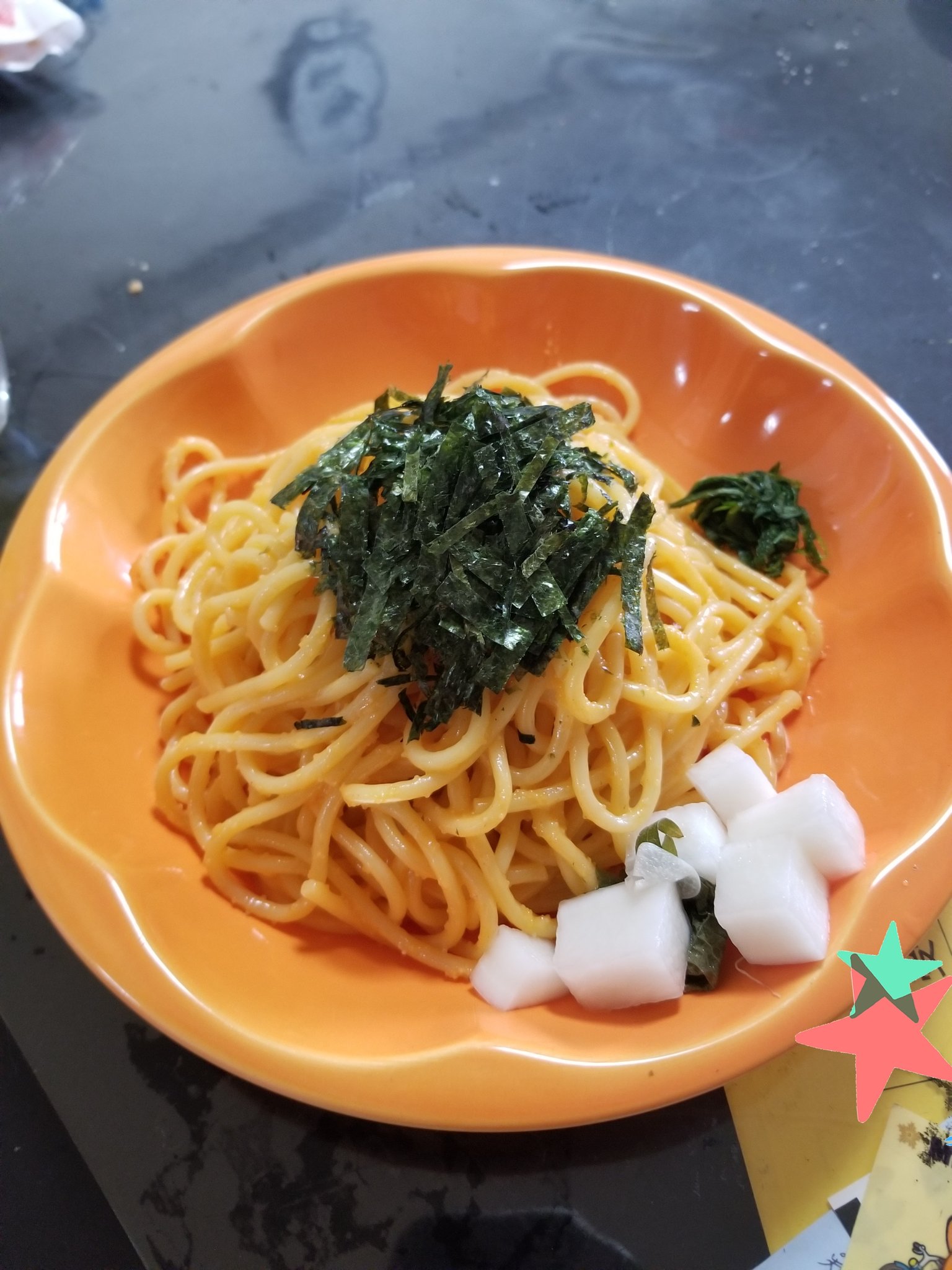秋葉原のメイドリフレならキューティーリラックス 目黒にあるスパゲティ屋のダンというたらこスパゲティ専門店のお土産をいただき タラコウニソースが付いてて混ぜるだけで美味しいスパゲティをいただきました 刻みのりは付いてきて 大葉があったので