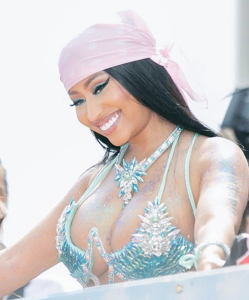 EvaDoosh's tweet image. OMG... Nicki Minaj followed me while I was offline 😭😭😭😭😭❤️❤️❤️😍😍😍... @NICKIMINAJ I love you so much and it's insane .. I can't believe am crying❤️🦄🦄🦄