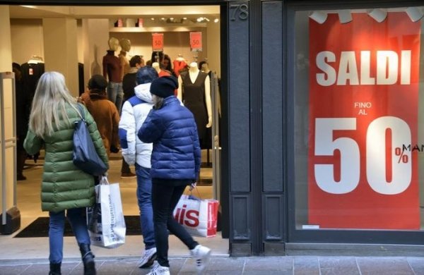 RadioBabboleo's tweet photo. Da venerdì 29 gennaio e per 45 giorni scattano i #saldi anche a Genova. Per agevolare gli acquisti il #Comune mette in campo il #parcheggiogratuito nelle #zoneblu in tutto il capoluogo ligure nelle giornate di venerdì 29 gennaio, sabato 30 gennaio e sabato 6 febbraio. https://t.co/F8VUVQMp8l