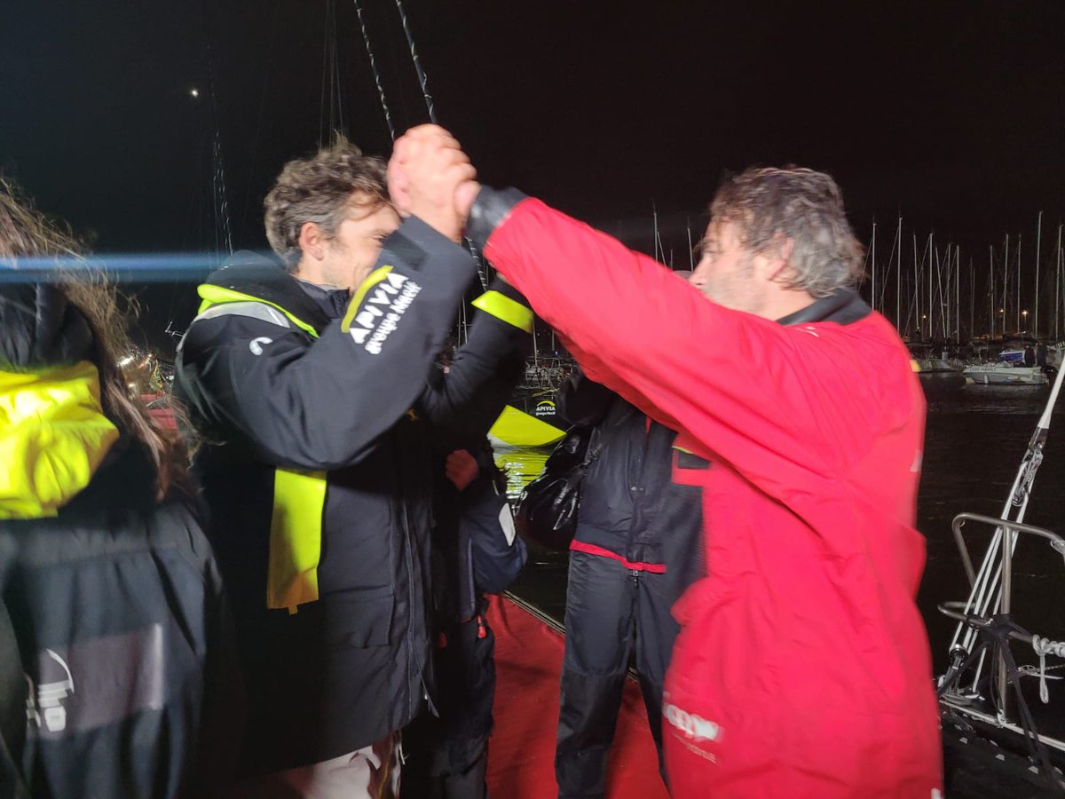 Quelle image !
Après s'être tiré la bourre autour du monde, Charlie et Yannick se félicitent de leurs performances. Chapeau messieurs ! 👏