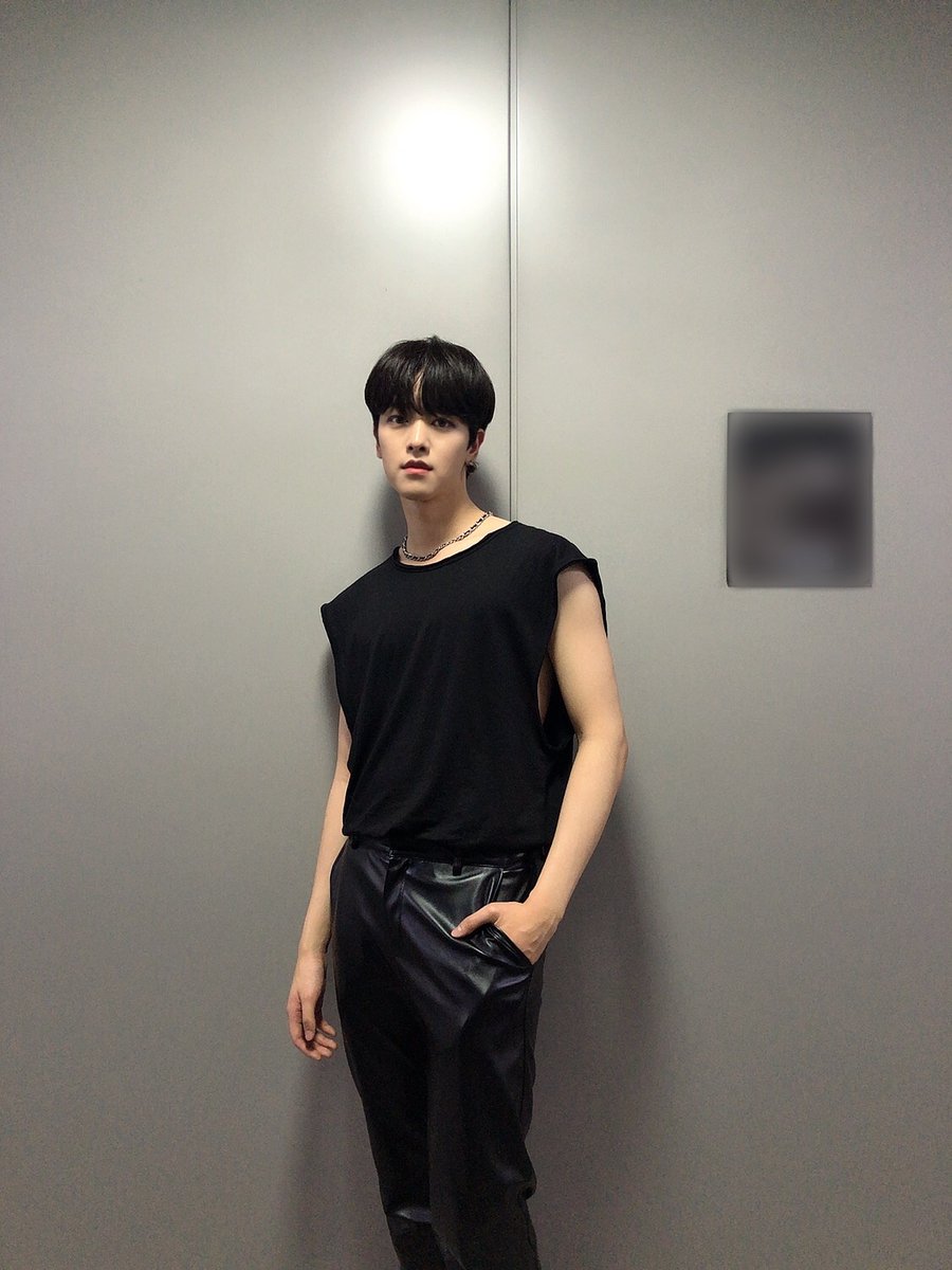 official_ONEUS's tweet photo. [#RAVN]

🌹🔥 RVCOLLECTIONS

ITS YA BOY 

#RV #RVCOLLECTIONS https://t.co/hTRzZLzlN4