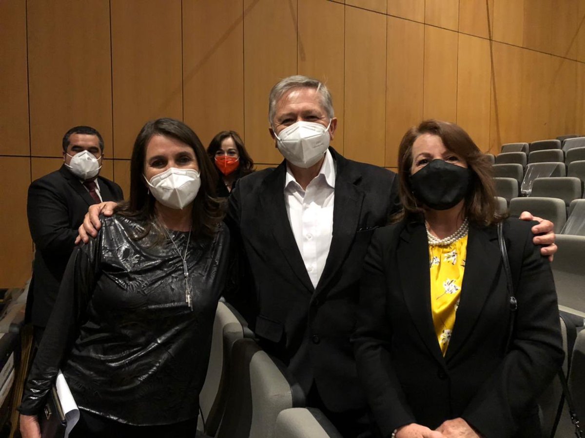 forUmUCuenca's tweet photo. La nueva rectora de @udecuenca, @augustahermida,  saluda con los ex rectores de la Universidad, @CatalinaLeonP1, @JAstudilloOfi, @FCarrasco55, quienes extienden su felicitación a la nueva autoridad, en el acto de posesión al teatro universitario Carlos Cueva Tamariz. https://t.co/fd3W1LqQuQ