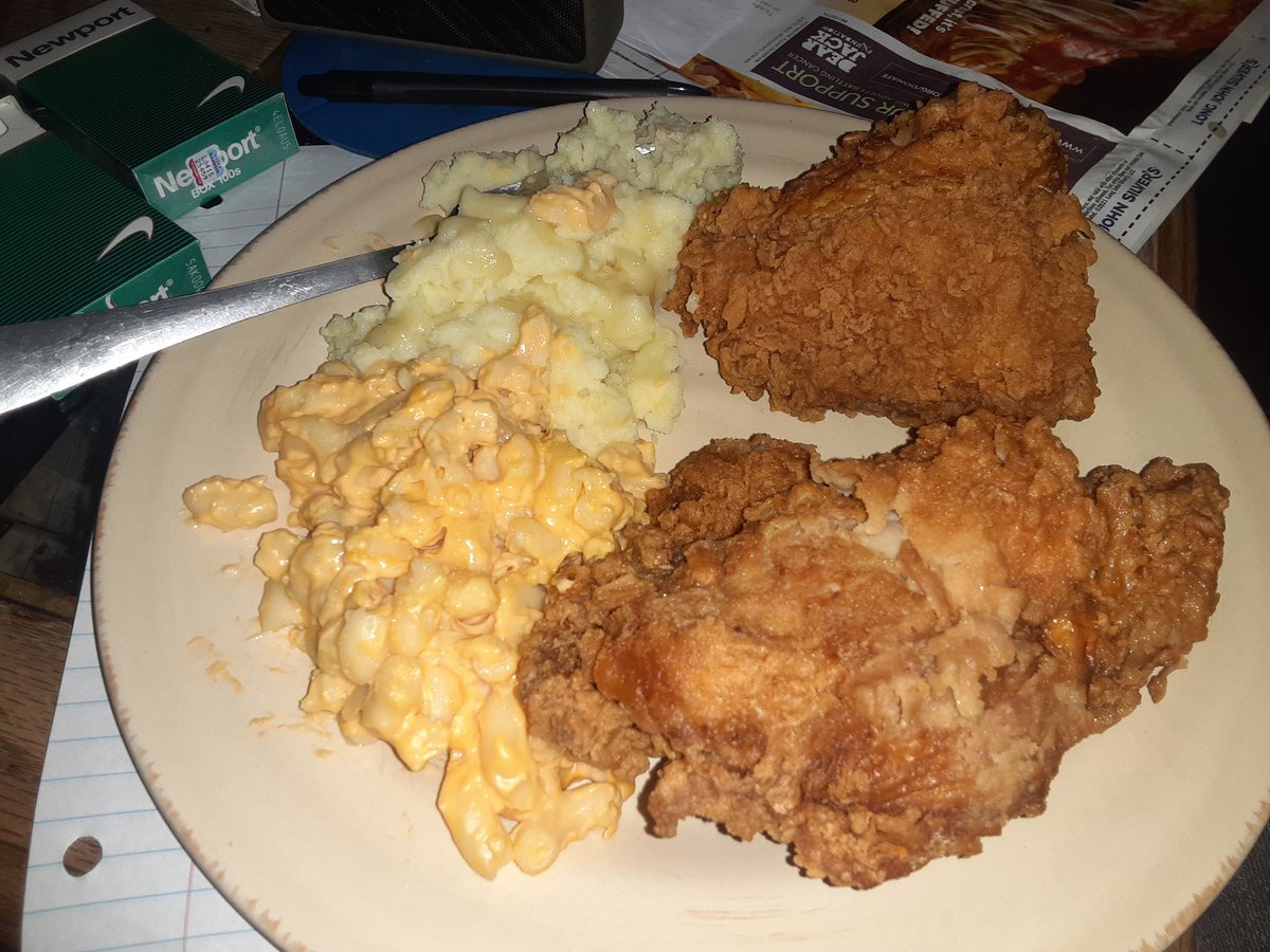 joncrowder3's tweet image. Earth day dinner! Rick&apos;s Crispy Chicken! Best fried chicken in Central Illinois! If you know you know! #earthdayvibes 🤴🏾🖤💪🏾🎉