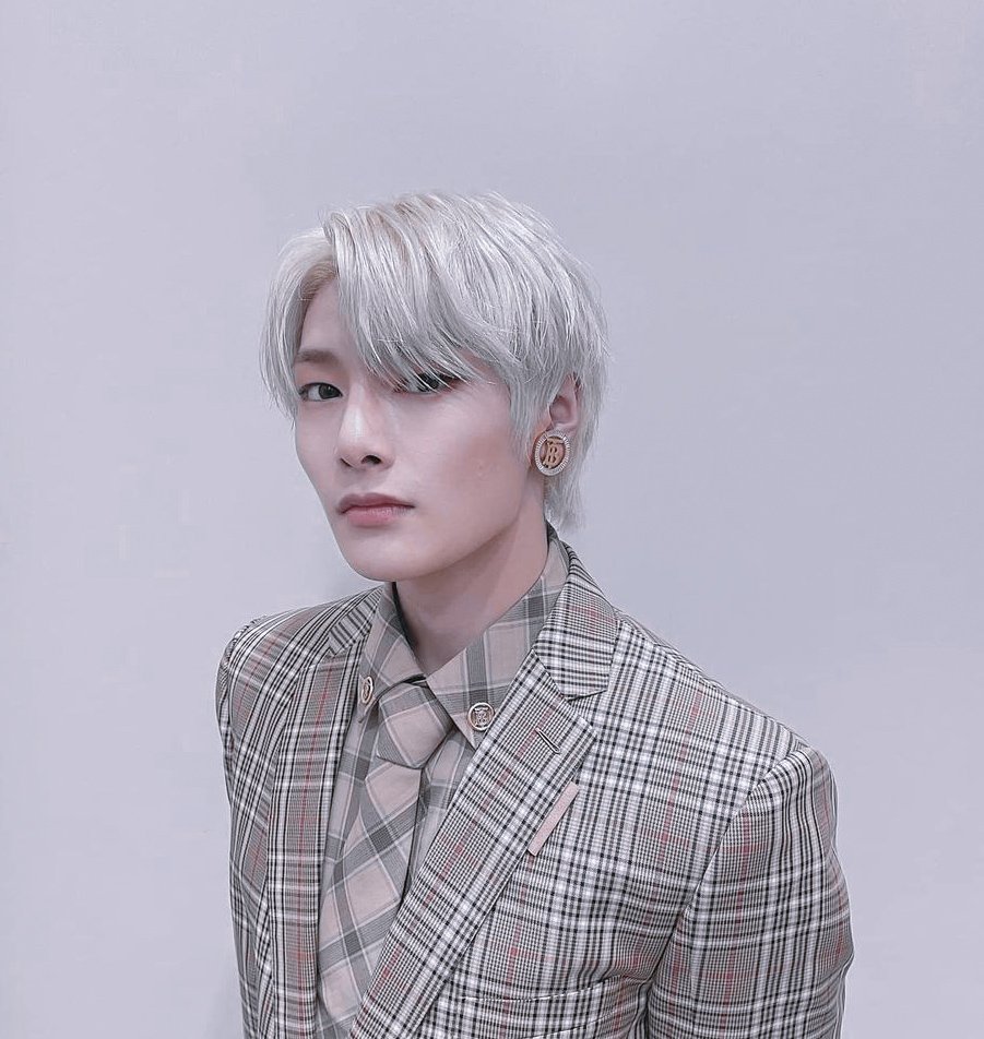 Yang Jeongin as Kaneki Ken from Tokyo Ghoula thread; you never knew you needed so much  #StrayKids  #스트레이키즈  #IN  #아이엔  #JEONGIN