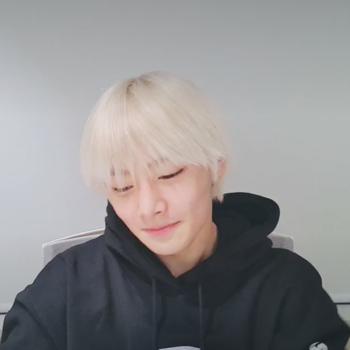 Yang Jeongin as Kaneki Ken from Tokyo Ghoula thread; you never knew you needed so much  #StrayKids  #스트레이키즈  #IN  #아이엔  #JEONGIN