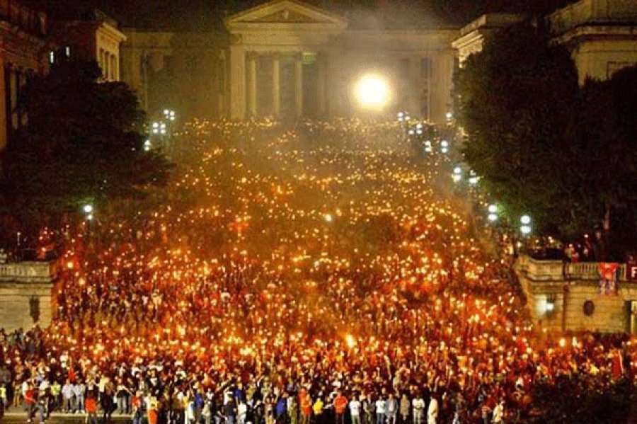 juanps17's tweet photo. #MarchaDeLasAntorchas #AntorchasMartianas https://t.co/hxPMrWYhus
