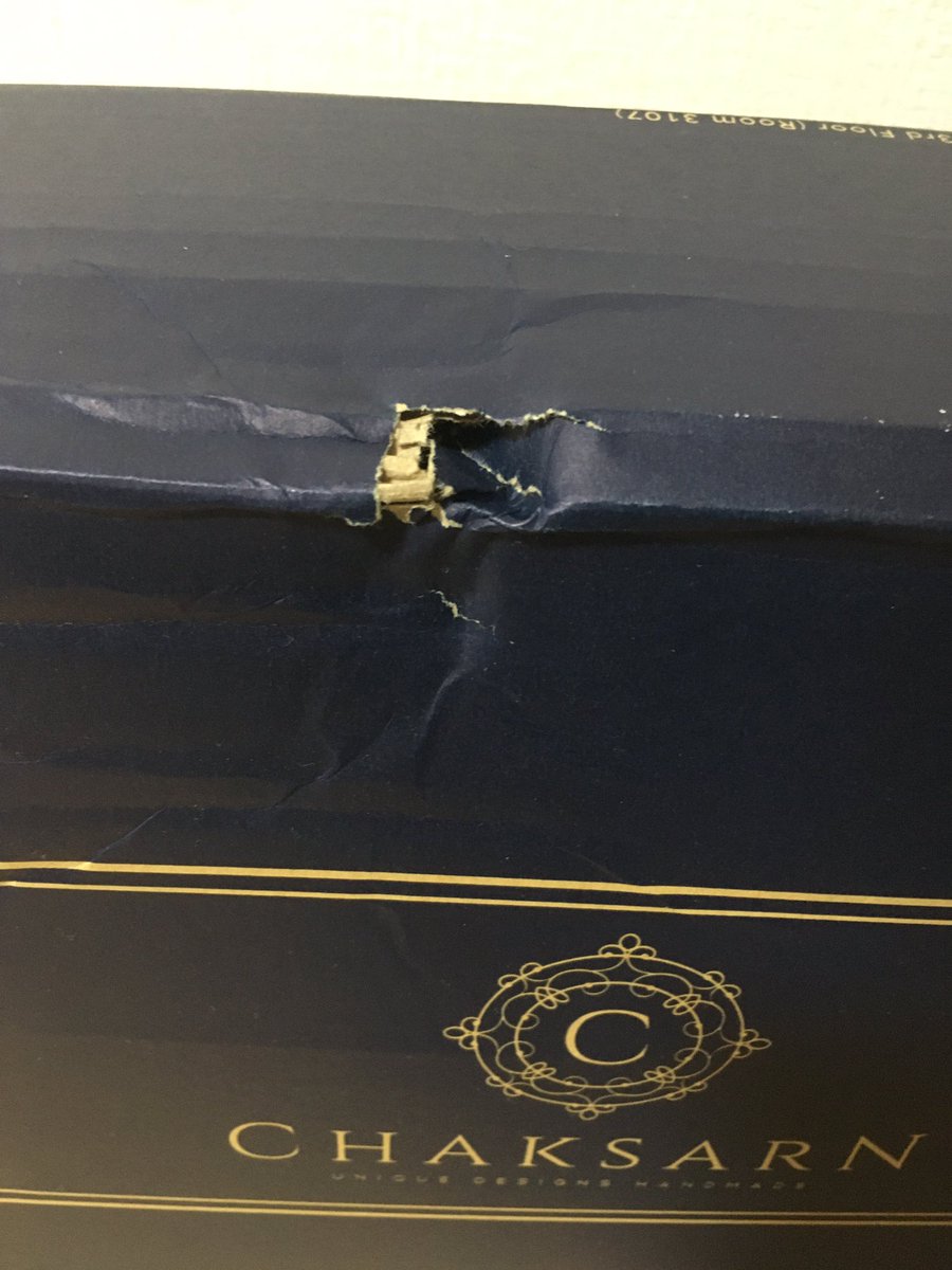 haru9696's tweet photo. 昨日タイからバッグ届いた！かわええ…かわええ…。輸送中に強かにぶつけたのか箱がベコっと凹んでるけど、中の品は無事でした。箱も可愛いのに残念…。#CHAKSARN #Pinkoi https://t.co/jfEUqK61mS