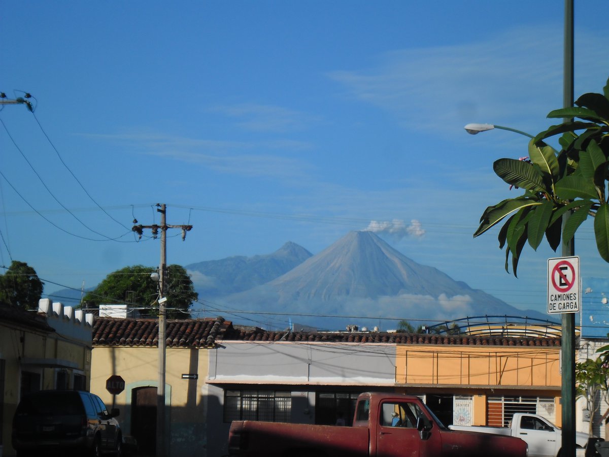 marioipesa's tweet photo. ¿Se acuerdan de Colima? ese estado famoso por los volcanes (sí Jalisco son tuyos si quieres, pero de nuestro lado siempre se verán mejor) y su gastronomía exótica (aceptémoslo: pozole seco y enchiladas dulces son manjares inaccesibles para el paladar de los no iniciados)… 1/n https://t.co/u2dzN2ixMy