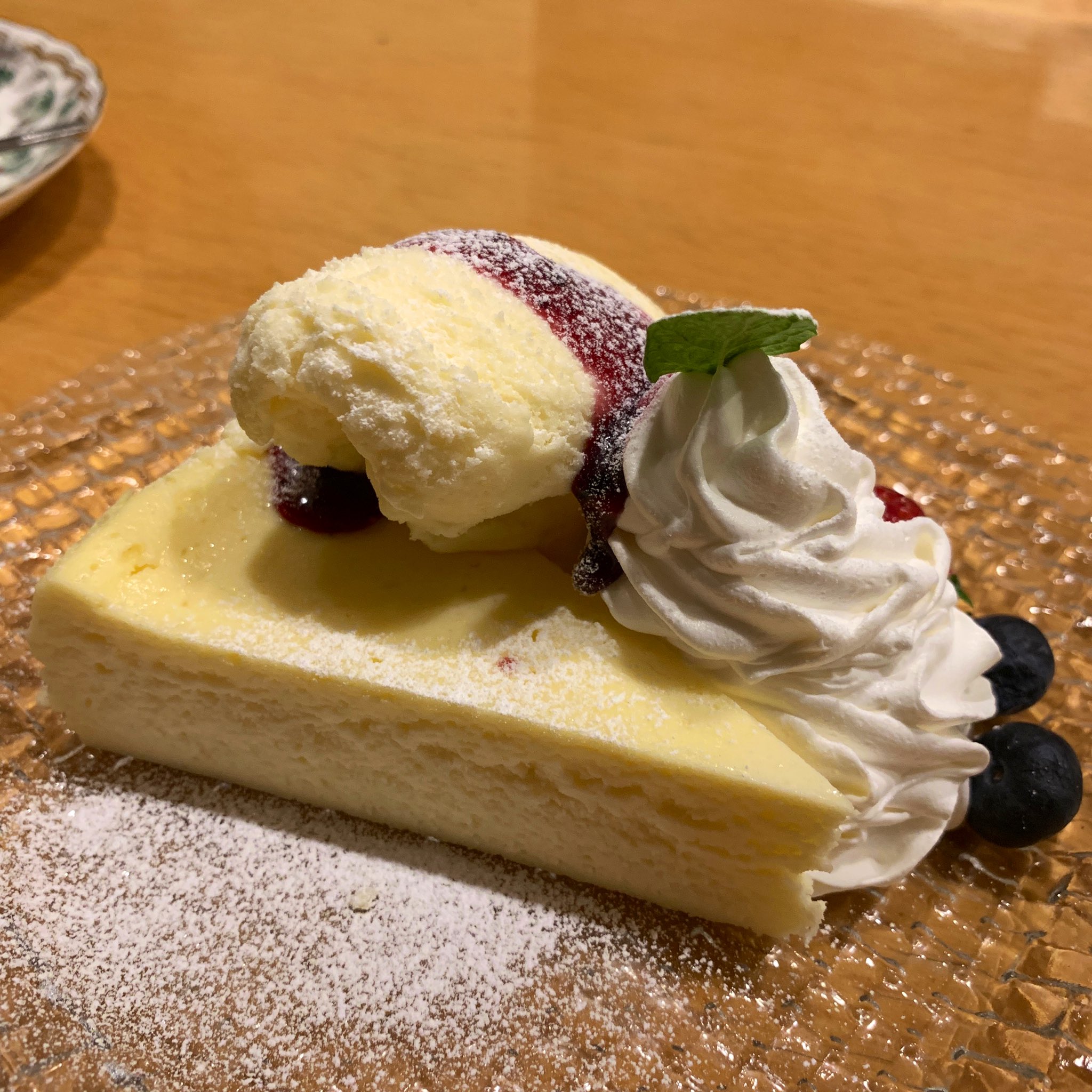 庵 自粛中 旭川市1条通7丁目a S Hb1fあるカフェ ドゥ コリンズさんでベイクドチーズケーキと本日のネルドリップ珈琲のセットを ずっしり重量感のあるチーズケーキにバニラアイスとクリームがたっぷり コロナ対策はマスク 消毒 換気 席の間引きと