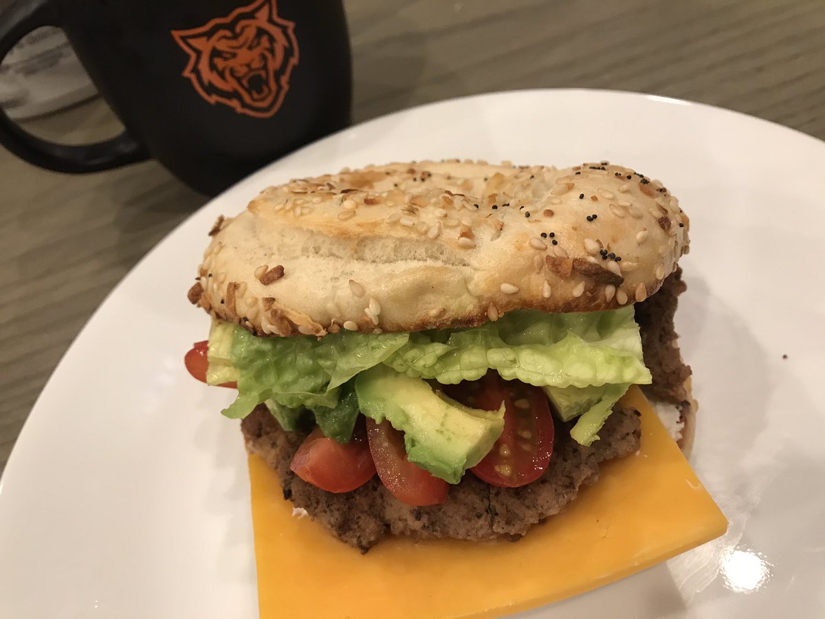 Turkey Bagel Burger: 🙌
Seasoned turkey burger, cream cheese, cheddar slice, avocado, tomatoes and lettuce...delicious way to get protein, carbs and healthy fats into an athletes diet 💪
#FueltheROAR #unbottleyourgreatness