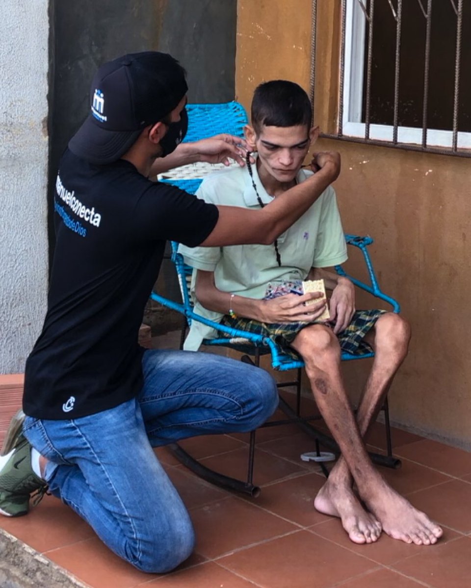 ManuelConecta's tweet photo. Hace poco, conocí a Pedro. En un estado de desnutrición severo pesando 26 (kg) con 20 años, y con una situación con respecto a su diábetes, sumamente complicada. Hoy, luego del apoyo de muchas personas y de la intervención de Dios, días después, pesa 32 y está aumentando. https://t.co/UcqA66gcIj