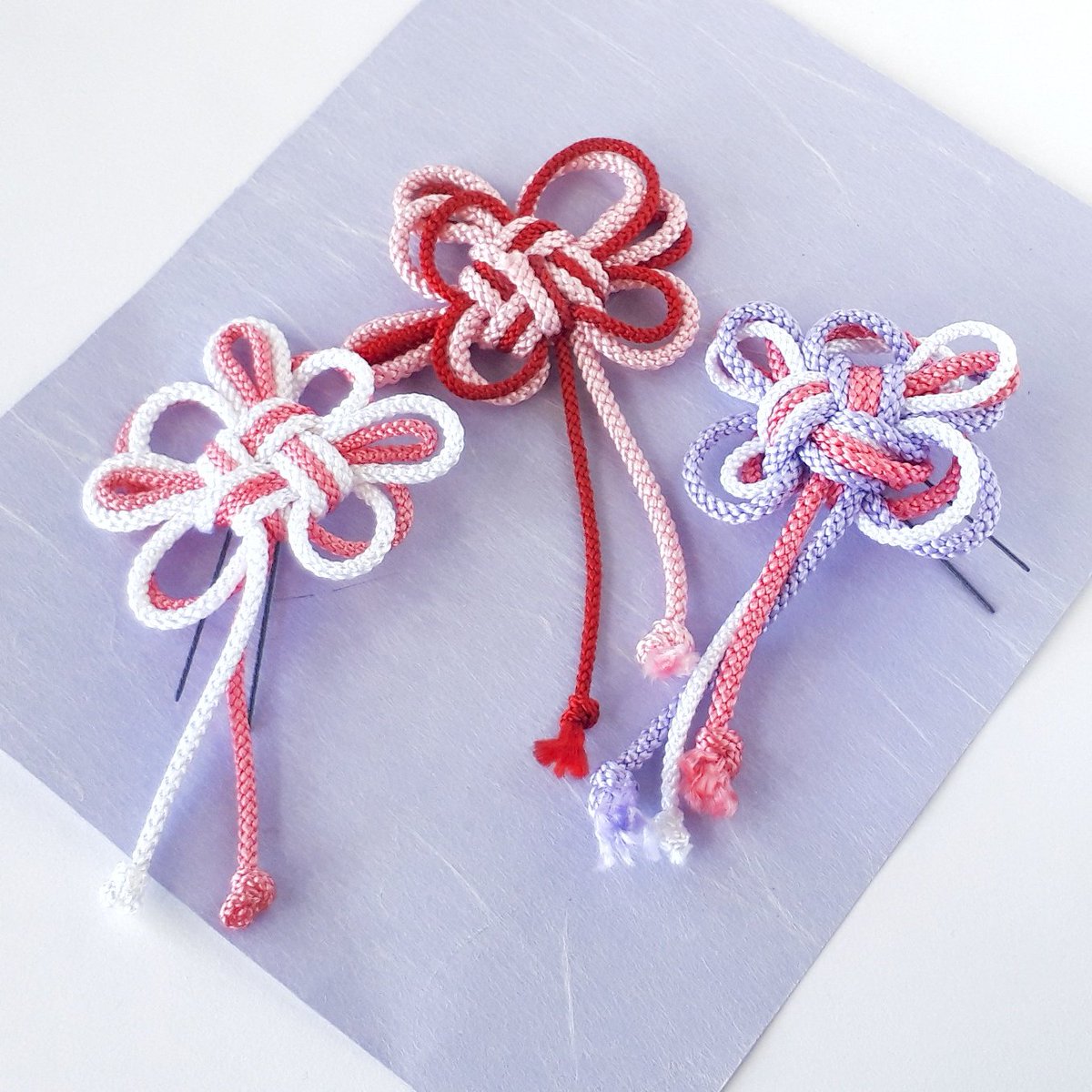 もものかおり 組紐アクセサリー作家 お花作品鑑賞会 素敵なタグに参加させてください 梅 菊など花のモチーフにした結び方もある 組紐の飾り結び ちょっと控えめで可愛らしいですよね さっと髪に飾って春を先取りしませんか 組紐作品 普段着着物