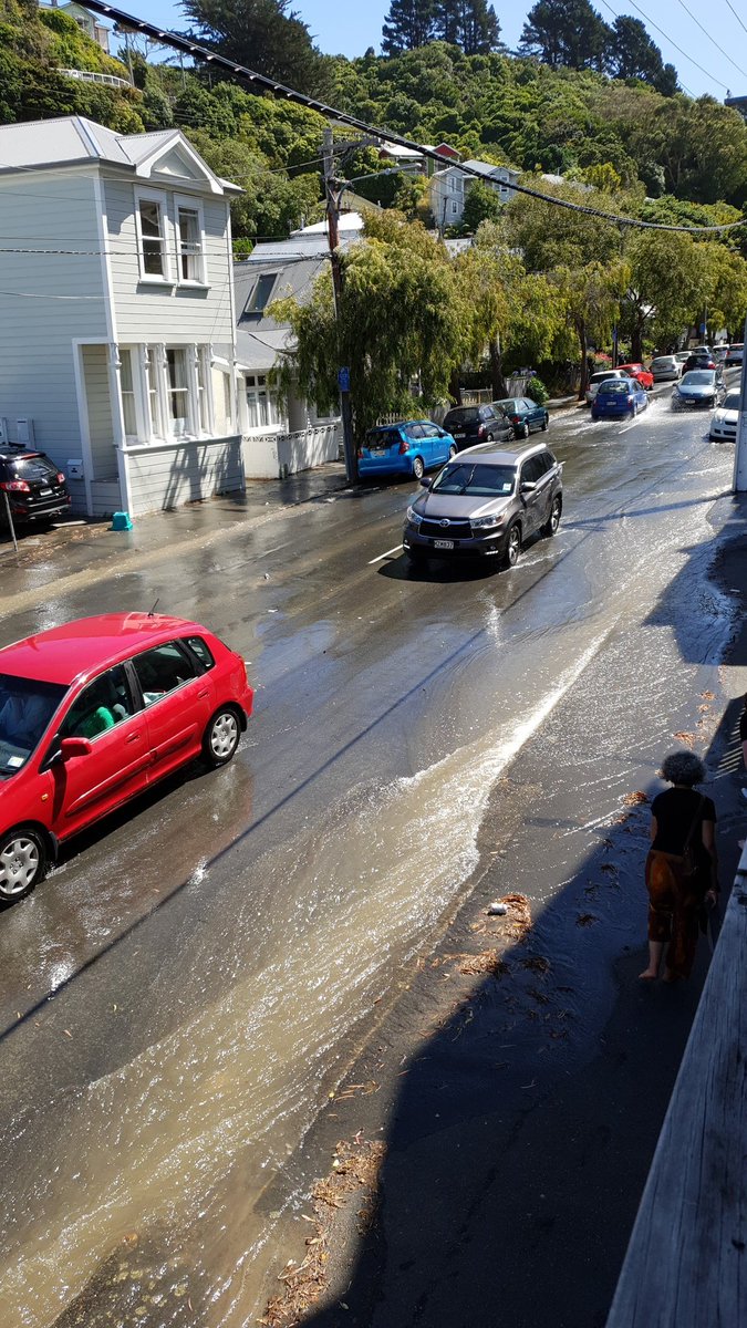 #arostreet #wellington looks like storm water drain busy. Lots of water. Cars bring turned around. @WgtnCC
