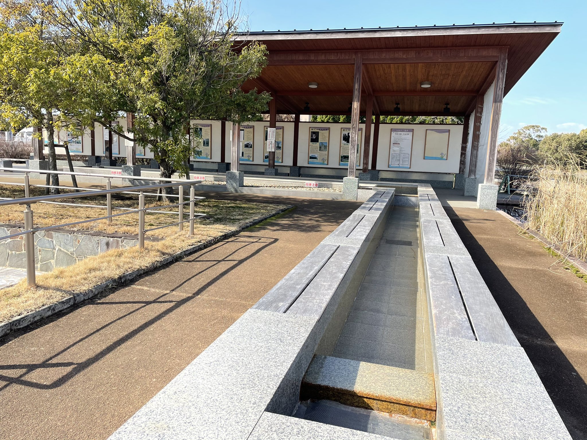 O Xrhsths 旅人しげちゃん Sto Twitter 柳川市のかんぽの宿の隣にある からたち文人の足湯 へ 歩き過ぎた足を温泉で温めようとしたら 温泉がない どこからどう見ても温泉がない 野鳥はこちらを気にせず魚取りに夢中 柳川市 足湯 ほりわり 水路 公園