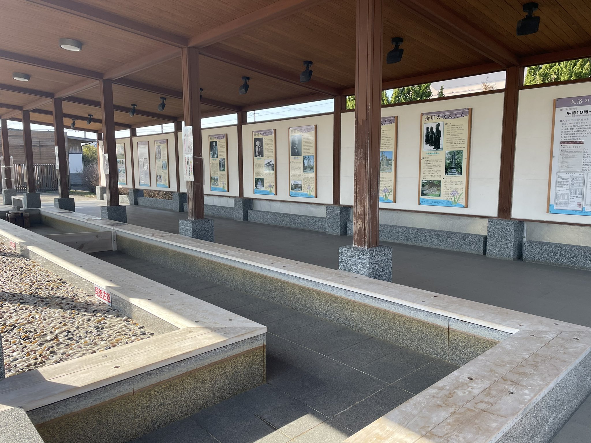 O Xrhsths 旅人しげちゃん Sto Twitter 柳川市のかんぽの宿の隣にある からたち文人の足湯 へ 歩き過ぎた足を温泉で温めようとしたら 温泉がない どこからどう見ても温泉がない 野鳥はこちらを気にせず魚取りに夢中 柳川市 足湯 ほりわり 水路 公園