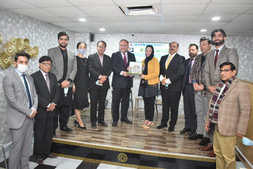AmnaMalikOff's tweet photo. Amna Malik President COPAIR presented shield to the Ambassador of Kazakhstan
during Pakistan Kazakhstan Trade and Investment Forum organized by COPAIR https://t.co/eJoluGs5TO