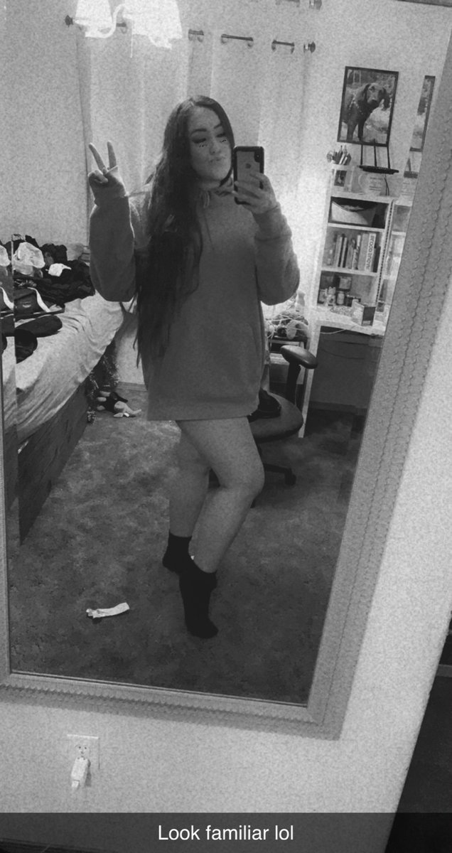 CrisnaE's tweet photo. I swear I’m wearing shorts lol 💝 https://t.co/acjWGcYTQQ