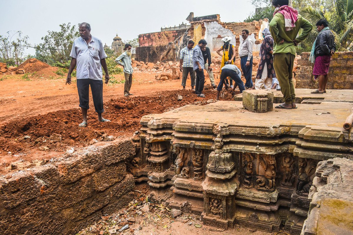 A portion of the ornate Sari temple (10th-11th century) that was encroached upon by a Sanskrit College (recently demolished), has also been partially exposed during scientific cleaning of the site by the  @ASIGoI  @XpressOdisha  @NewIndianXpress  @Siba_TNIE  @ReclaimTemples &ndash; bei  Lingaraj Temple