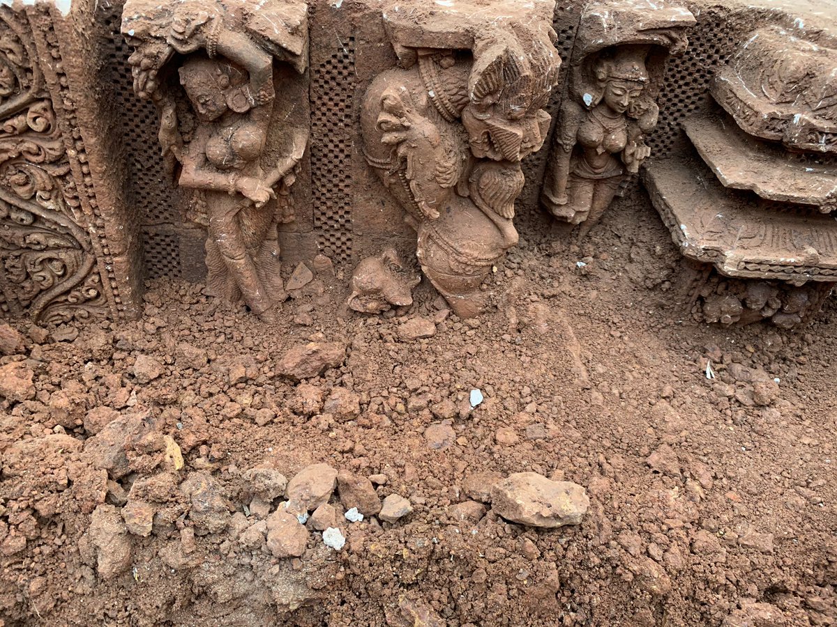 A portion of the ornate Sari temple (10th-11th century) that was encroached upon by a Sanskrit College (recently demolished), has also been partially exposed during scientific cleaning of the site by the  @ASIGoI  @XpressOdisha  @NewIndianXpress  @Siba_TNIE  @ReclaimTemples &ndash; bei  Lingaraj Temple