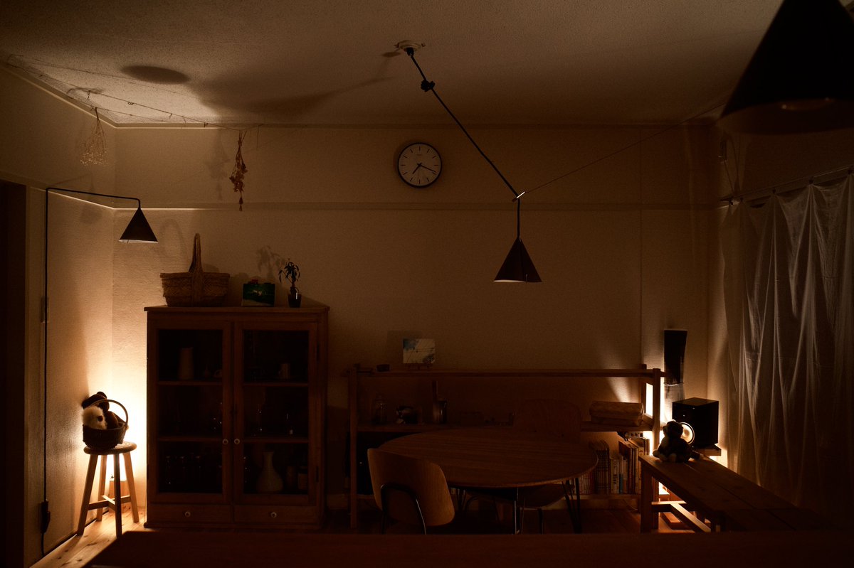 フジイサミ 部屋の明かり Philips Hueというled電球にしているのでスマートフォンやリモコンで自由に色温度やカラー 明るさを各ライトごとに調整できるので間接照明だけ点灯 作業するときは寒色系といったことが可能でめちゃくちゃ便利 フジイサミ 部屋の明かり Philips Hueというled電球にしているのでスマートフォンやリモコンで自由に色温度やカラー 明るさを各ライトごとに調整できるので間接照明だけ点灯 作業するときは寒色系といったことが可能でめちゃくちゃ便利