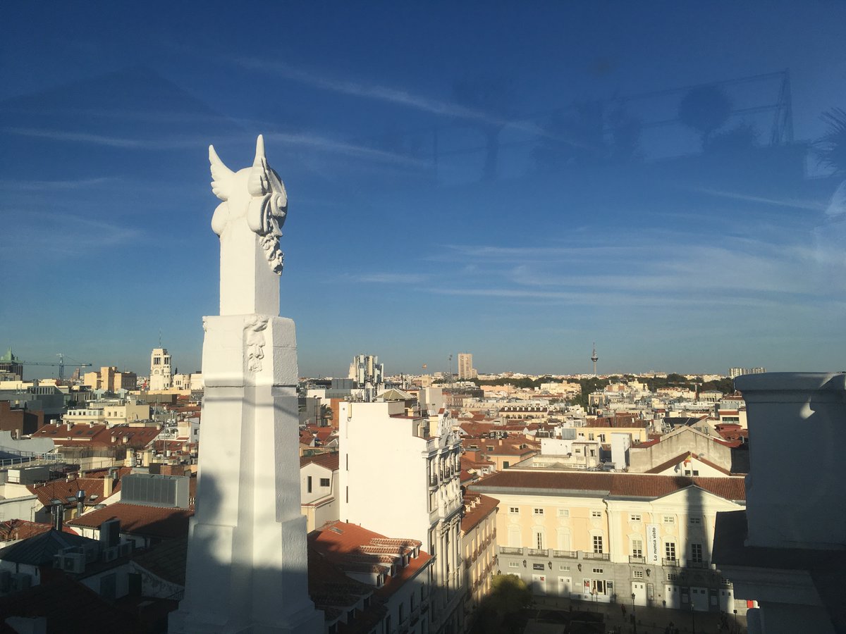 Hubo varios problemas con el ayuntamiento que conllevaron el retraso del proyecto hasta 1923. Los curiosos y bonitos torreones y templetes del tejado fueron eliminados en favor de un faro cuadrado en la esquina. Aparecieron elementos de un estilo secesión cercano al Art-Decó.