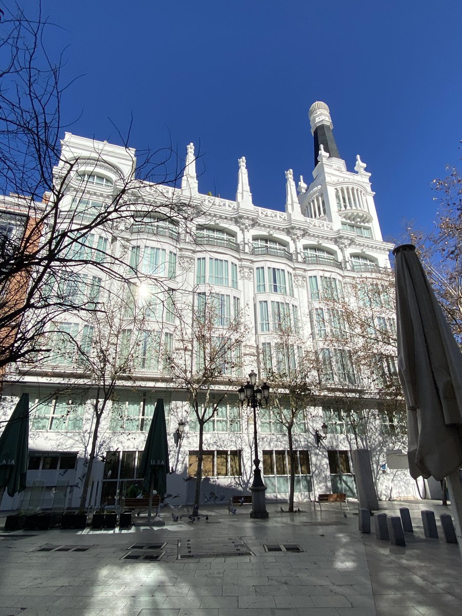 En 1916 Jesús Muñoz-Encina recibió el encargo de realizar unos grandes almacenes en Madrid para Almacenes Simeón, una cadena de tiendas fundada en Santiago de Compostela en 1857. Estarían entre la Plaza del Ángel y la Plaza Santa Ana.