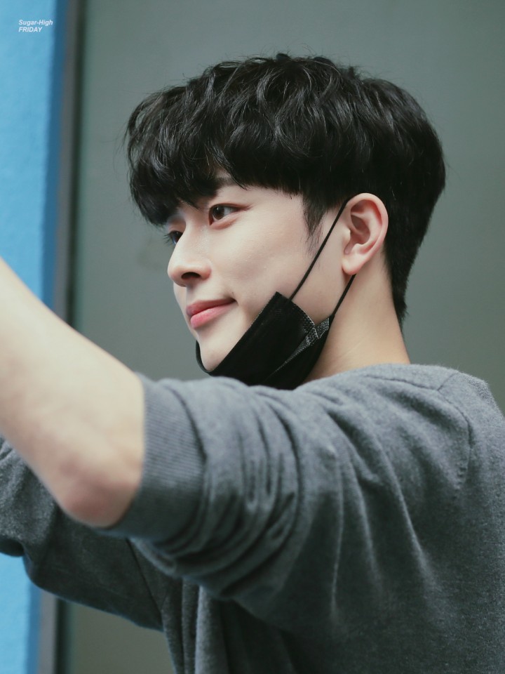 매순간순간이 네게 별 의미없는 시간이었대도 그 찰나마저 행복했으면 좋겠어. 다정함을 잃지말고 반걸음만 더 나아가길 응원해. 따뜻한 하루 보내 선호야. 생일 축하해💛

#유선호 #YooSeonho  
#HelloToSeonhos20
#사실선호생일이어가쥬구