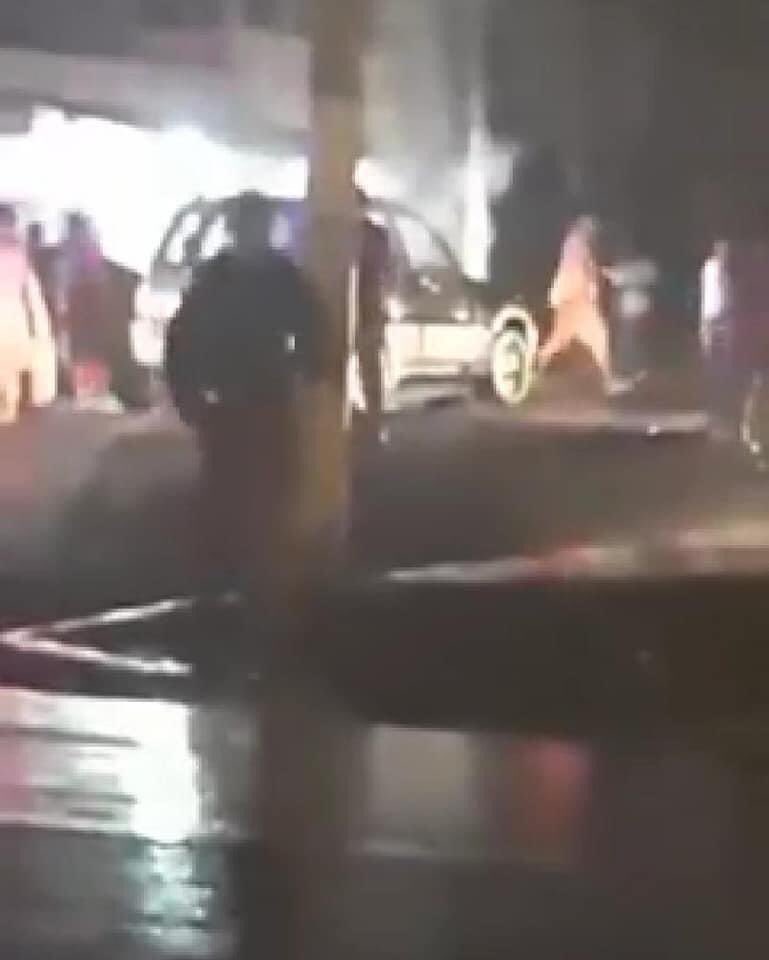 marlongoya's tweet photo. #LoÚltimo | 
En el sur de #Guayaquil, 25 y la G, fue localizado un vehículo incinerado que cumple las mismas características del vehículo en el que se movilizaban los asesino del presentador Efraín Ruales. 

Asi lo reportó el Min. De Gobierno Patricio Pazmiño. https://t.co/fbknXp4Z3I