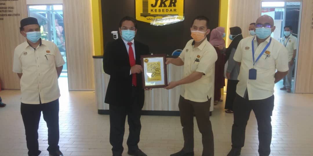 JKRKESEDAR (@jkrkesedar) on Twitter photo Sekitar Majlis Perpisahan Pengarah <a href="/JKRKESEDAR/">JKRKESEDAR</a>
Seluruh warga <a href="/JKRKESEDAR/">JKRKESEDAR</a> merakamkan setinggi-tinggi tahniah & terima kasih kepada Ybrs. Ir. <a href="/Irshukriishak/">Ir. Shukri Bin Ishak</a> di atas jasa, sumbangan dan kejayaan sepanjang menerajui Jabatan ini.
<a href="/sifu7959/">Saifulmizam</a> <a href="/Mazlan_Makhtar/">Mazlan</a> <a href="/JKRMalaysia/">JKR Malaysia</a> <a href="/IrZulkefly/">Mohd Zulkefly S</a> Sekitar Majlis Perpisahan Pengarah <a href="/JKRKESEDAR/">JKRKESEDAR</a>
Seluruh warga <a href="/JKRKESEDAR/">JKRKESEDAR</a> merakamkan setinggi-tinggi tahniah & terima kasih kepada Ybrs. Ir. <a href="/Irshukriishak/">Ir. Shukri Bin Ishak</a> di atas jasa, sumbangan dan kejayaan sepanjang menerajui Jabatan ini.
<a href="/sifu7959/">Saifulmizam</a> <a href="/Mazlan_Makhtar/">Mazlan</a> <a href="/JKRMalaysia/">JKR Malaysia</a> <a href="/IrZulkefly/">Mohd Zulkefly S</a>