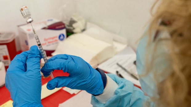 CTVNews's tweet photo. Canada scrambling for smaller syringes ahead of expected Pfizer vaccine label change https://t.co/xWde4Ge7fb https://t.co/Bw1HrR9bMD
