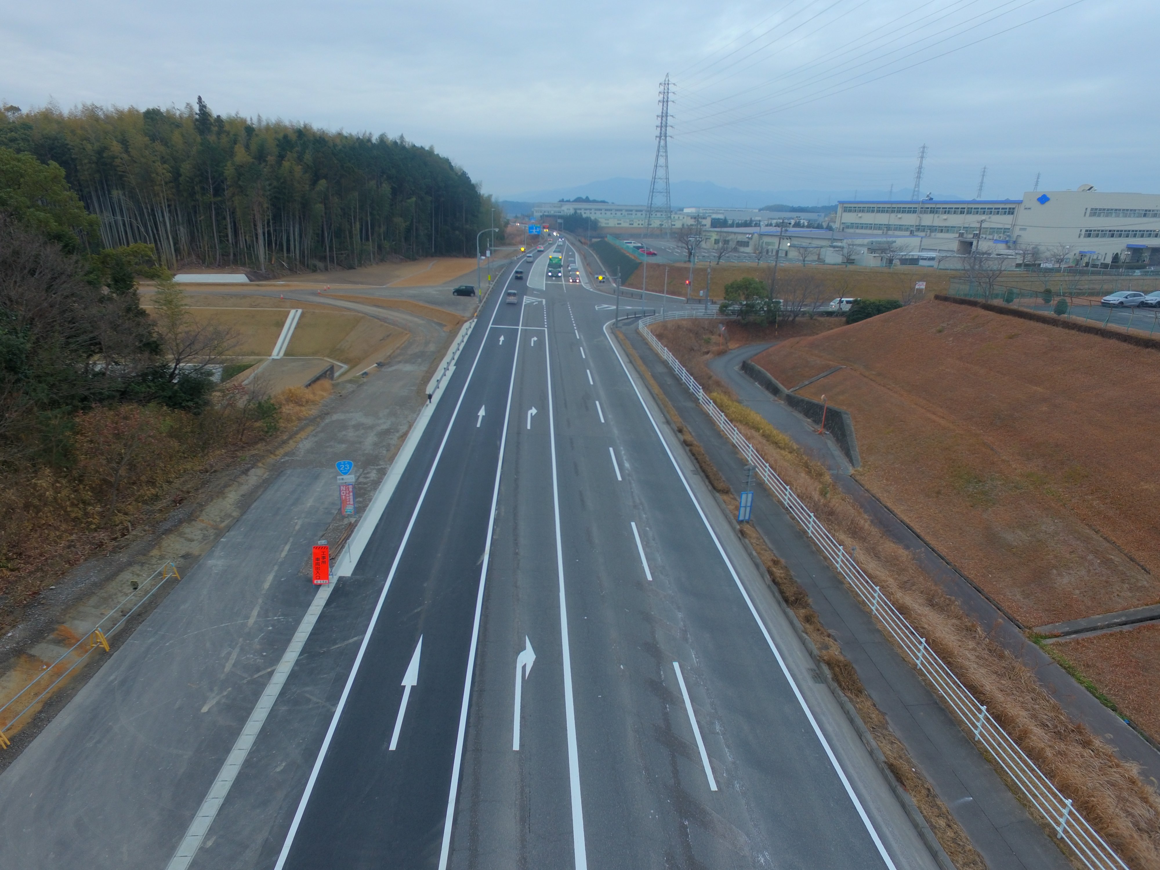 国土交通省 三重河川国道事務所 道路 国道23号中勢バイパス徳田町北交差点 三重県鈴鹿市徳田町 の渋滞を緩和させるため 上り車線の増設 下り右折車線の延伸をする工事を行ってきましたが 本日1月2８日に完了し 開通しましたのでお知らせします