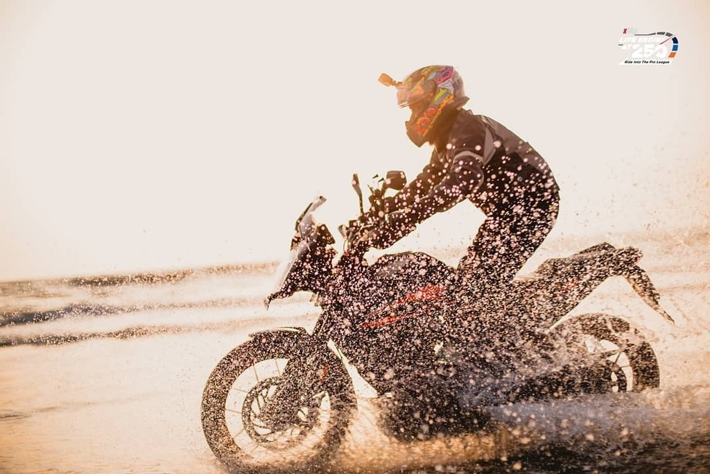sarathshenoy's tweet photo. When you are getting late but you haven't taken a shower for weeks. 😂 😂 😂.
#LifeBeginsAt250 #250ProLeague #250ccProLeague #RideLikeAPro
#JoinThe250ccProLeague #250 #250cc #xBhp #xBhpFamily #KTM #Adventure #KTMAdventure
#250Adventure #Adventure250… https://t.co/Mdx1NGSlUo https://t.co/Yc3axJ4cPo