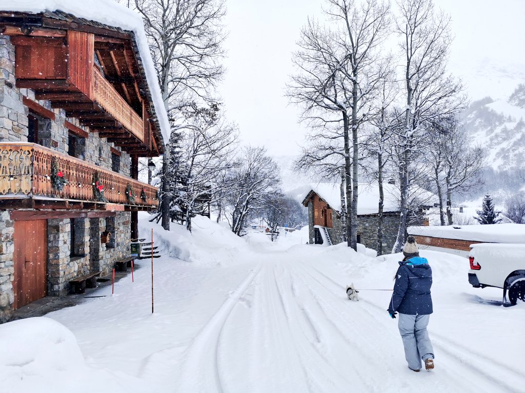 Quand la neige sublime le village savoyard de Bonneval-sur-Arc, cela nous occasionne quelques balades des plus ressourçantes 😍
#bonnevalsurarc #montagne #BaladeSympa #SavoieMontBlanc #hautemauriennevanoise #MagnifiqueFrance #FranceMagique <a href="/BonnevalTourism/">Bonneval Tourisme</a>