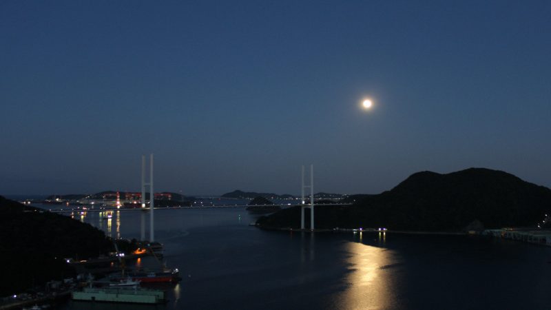 暦生活 うみともりのいろ展 11 2 25 お月くんのお便り 今夜は 満月 まんげつ です 一晩中 夜道を明るく照らす満月は 昔の人々の大きな助けとなりました まんまるなお月くん どこかうれしそうです 美しい月の呼び名を ご覧ください