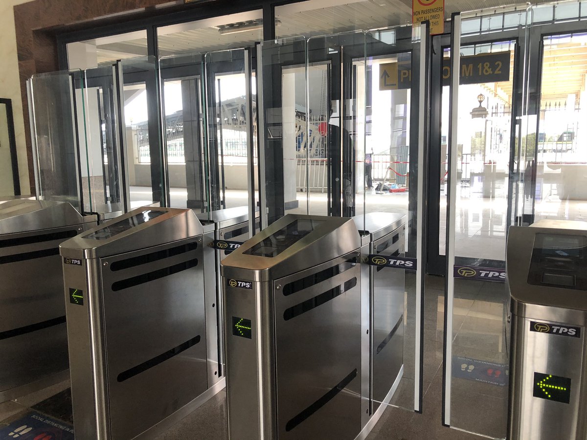 Because Idu Station is big, they could afford to have different sets of speedstiles for entry and for exit (photos - Entry on left, Exit on right). Smaller stations use bi-directional speedstiles ie the same speedstiles for both entry and exit. To maximize available space.
