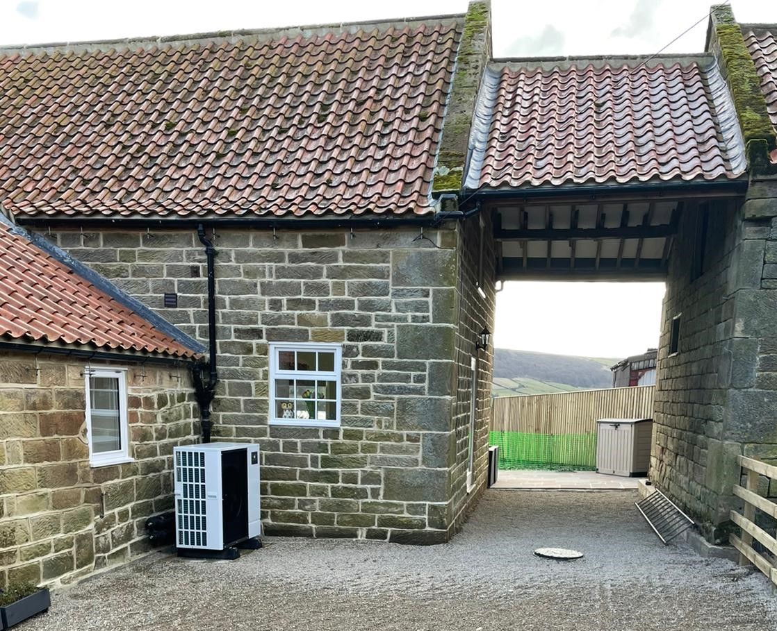 G_B_Renewables's tweet photo. Mitsubishi Ecodan 8.5kw Air Source Heat Pump System in Aislaby, North Yorkshire 👌🙂 An installation with a view!
#aislaby #yorkshire #heatpump #renewableenergy https://t.co/TYGfwCTIhW