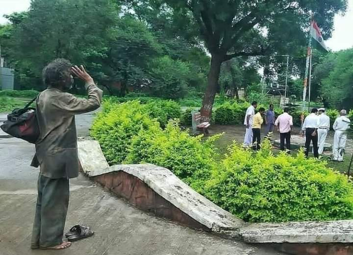 He even removed his slippers before saluting Indian Flag🇮🇳
Salute and Respect for this man🙏
#DelhiViolenceConspiracy 
#LalQuilaHamaraHai