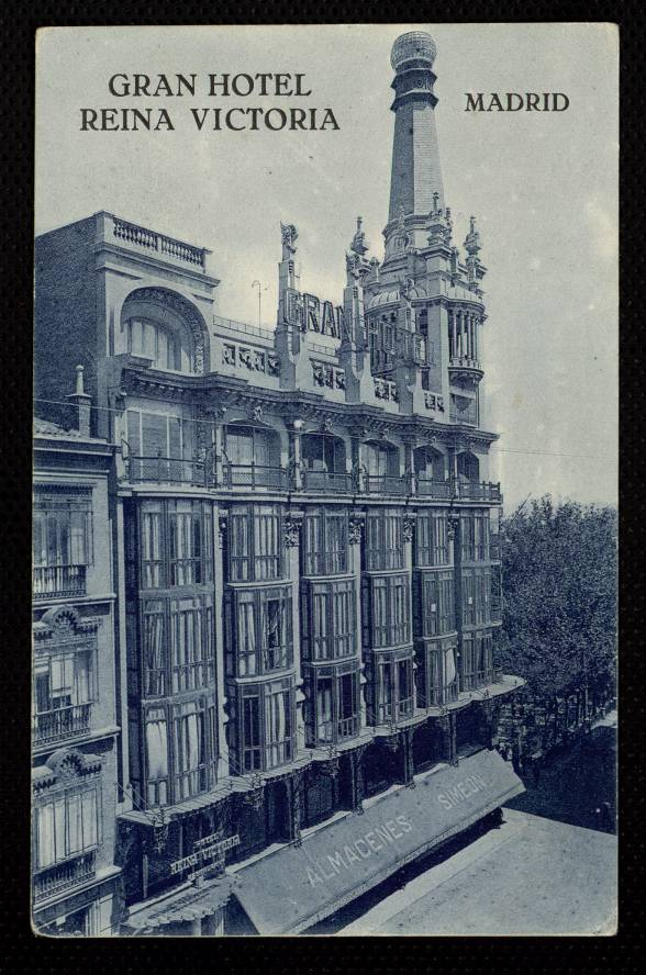 Cuando las obras ya habían comenzado se decidió dedicar las plantas intermedias a un hotel de viajeros. Sería el Gran Hotel Reina Victoria de Madrid.
