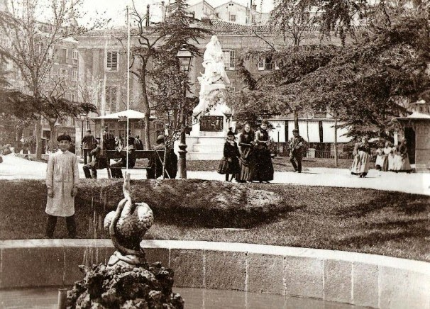 En el lugar estuvieron el Palacete de los condes de Montijo y Teba y más tarde el Casino Militar.